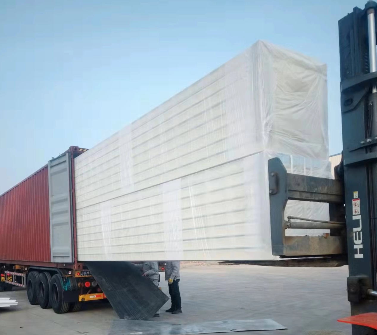 Bezkonkurenčn&iacute; pož&aacute;rn&iacute; odolnost s PIR/PU sendvičov&yacute;mi panely